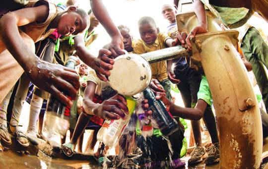 지난 10월 4일 잠비아 뭄브와 케네티 카운다 초등학교 학생들이 월드비전에서 설치한 우물 펌프에서 나오는 물로 더위를 식히고 있다. 월드비전은 학교 앞마당에 대형 우물 펌프를 설치했다. 학생들은 깨끗한 물을 마시면서 학교도 다니고, 물을 길어 오는 시간까지 벌 수 있게 되었다. 이 학교의 운니야마 히에베 교장은 “월드비전의 도움으로 학생과 교사는 깨끗한 물을 마시며 예전보다 더 나은 환경에서 공부를 할 수 있게 됐다”고 말했다.