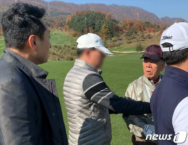 전두환 전 대통령이 지난 7일 강원도 홍천의 한 골프장에서 임한솔 정의당 부대표 질문에 답하고 있다.(임한솔 정의당 부대표 제공. 동영상 갈무리) 2019.11.8/뉴스1