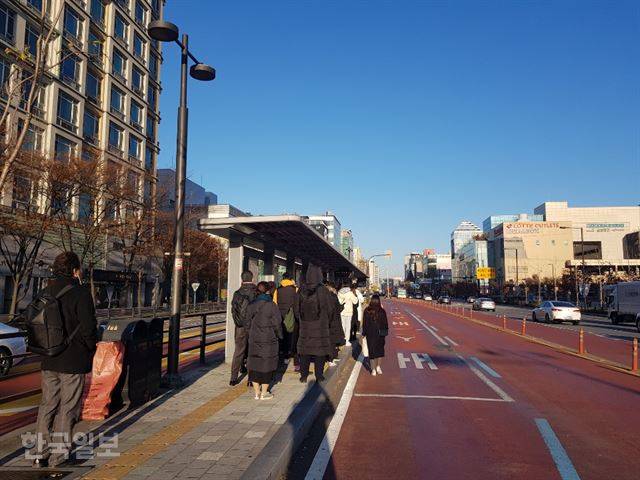 [저작권 한국일보] 경기 고양시 버스회사인 명성운수 노조 파업 이틀째인 20일 오전 8시쯤 경기 고양시 백석동 버스정류장에서 시민들이 길게 줄을 서서 버스를 기다리고 있다.