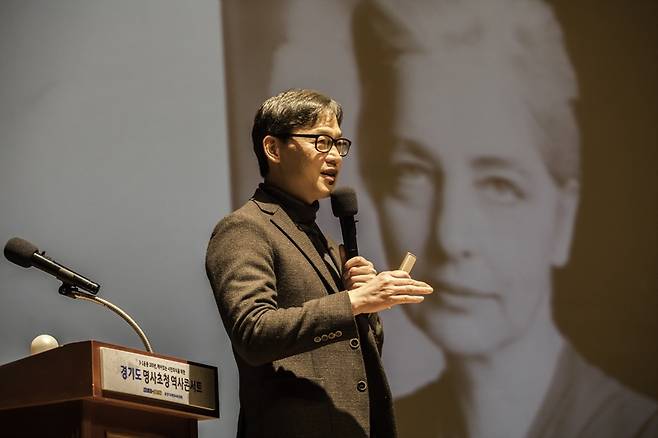▲ 이완배 민중의소리 기자가 경기도 주최로 19일 수원 경제과학진흥원에서 열린 '3·1운동 100년, 깨어있는 시민의식을 위한 경기도 명사초청 역사 콘서트'에서 강연하고 있다. 사진=김용욱 기자