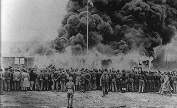 1941년 7월 폴란드 북동부의 예드바브네에서 유대인들이 학살당하는 모습을 주민들이 지켜보고 있다. / 유럽유대인회의(EJC)