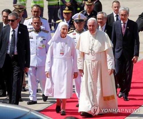교황이 방콕 돈므앙 공항에 도착한 뒤 6촌 시보리 수녀와 걸어 나오는 모습 [로이터=연합뉴스]