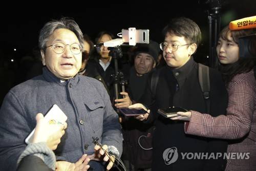 굳은 표정의 강기정 정무수석 (서울=연합뉴스) 이진욱 기자 = 강기정 청와대 정무수석이 20일 오후 무기한 단식투쟁에 돌입한 자유한국당 황교안 대표를 청와대 앞에서 만난 뒤 보도진 질문을 받고 있다. cityboy@yna.co.kr