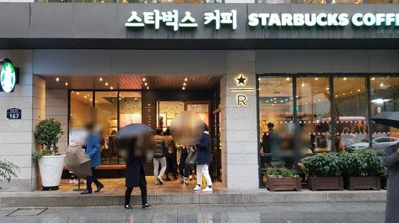 15일 오후 서울 광화문 근처의 한 스타벅스. 평일 점심시간 이 근처 카페는 주변 상권의 고객들로 앉을 자리를 찾기 어렵다. 임성빈 기자