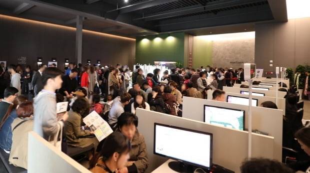 부산이 규제에서 해제된 후 첫 분양아파트인 '센텀 KCC스위첸'의 모델하우스 전경.