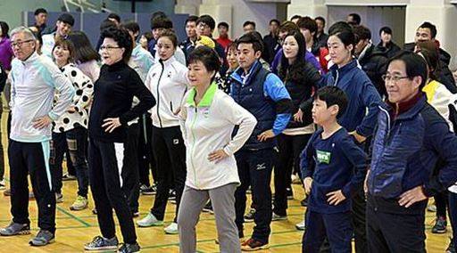 박근혜 대통령 등이 참석한 가운데 2014년 11월 26일 서울 올림픽공원 체조경기장에서 늘품체조 시연회가 열렸다. 박근혜 대통령 뒷줄에는 손연재의 모습도 보인다. 뉴시스