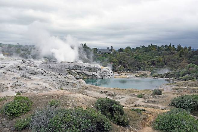 남반부 최대 크기의 간헐천, 포후투