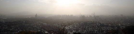 황사가 불어온 지난 18일 오후 서울 남산에서 바라본 하늘이 뿌옇다. [연합뉴스]