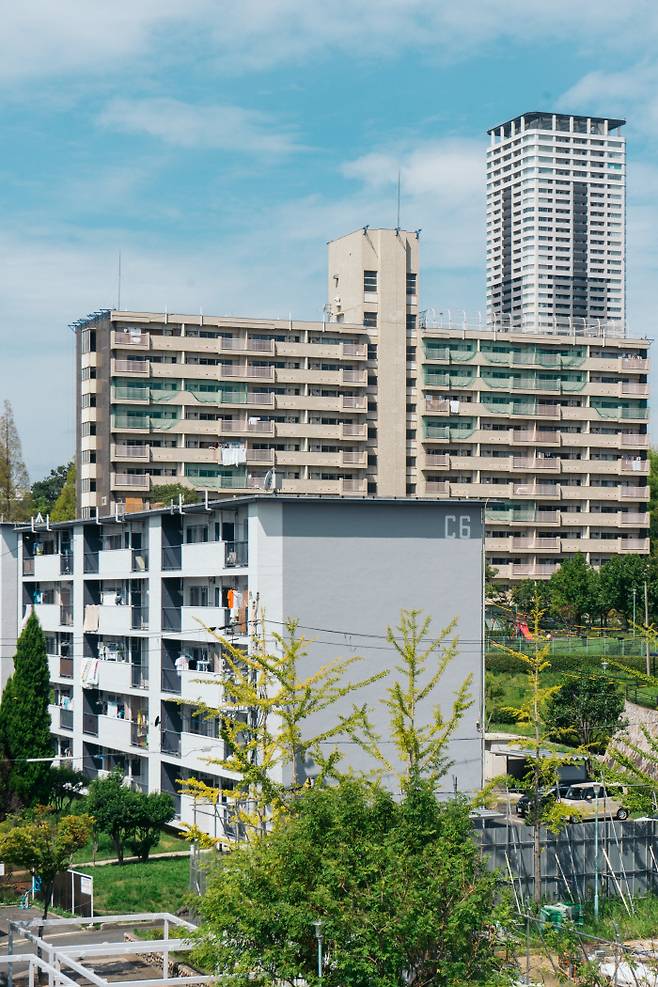 일본 오사카 토요나카시 센리뉴타운. 일본 아파트의 세 가지 타입을 한눈에 볼 수 있다.