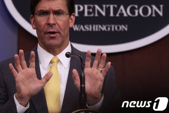 (알링턴 AFP=뉴스1) 우동명 기자 = 마크 에스퍼 미국 국방장관이 28일(현지 시각) 버지니아주 알링턴의 국방부 청사에서 취임 한달을 맞아 기자회견을 하고 있다. 에스퍼 장관은 이날 한국의 한일군사정보보호협정(지소미아) 종료 결정과 관련, "한일 양측에  매우 실망했고 여전히 실망하고 있다"고 말했다.   © AFP=뉴스1  <저작권자 © 뉴스1코리아, 무단전재 및 재배포 금지>