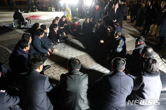 [서울=뉴시스]김병문 기자 = 청와대의 한·일 군사정보보호협정(GSOMIA·지소미아) 조건부 연장 발표 이후 자유한국당 의원들이 22일 오후 서울 종로구 청와대 앞 분수대에서 단식 농성 중인 황교안 자유한국당 대표 뒤로 긴급간담회를 하고 있다. 2019.11.22. dadazon@newsis.com