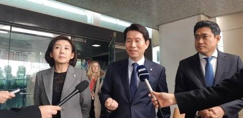 문답하는 여야 3당 원내대표 (워싱턴=연합뉴스) 류지복 특파원 = 더불어민주당 이인영, 자유한국당 나경원, 바른미래당 오신환 원내대표가 21일(현지시간) 워싱턴DC 국무부 청사에서 스티븐 비건 국무부 부장관 지명자와 면담한 뒤 특파원들과 문답하고 있다. jbryoo@yna.co.kr