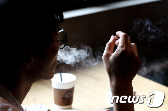 은평구의 한 카페에서 흡연자가 연기를 내뿜고 있다. /사진 = 뉴스 1