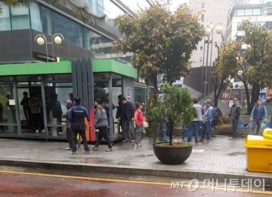 광화문 근처의 한 흡연박스 앞. 흡연박스가 바로 앞에 있지만 '답답하다'며 바깥에서 흡연하는 사람이 많다. / 사진 = 오진영 기자