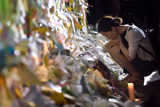 ⓒ시사IN 신선영2016년 5월19일 ‘여성혐오 살인 사건’이 벌어진 서울 강남역 10번 출구를 찾은 한 추모객.