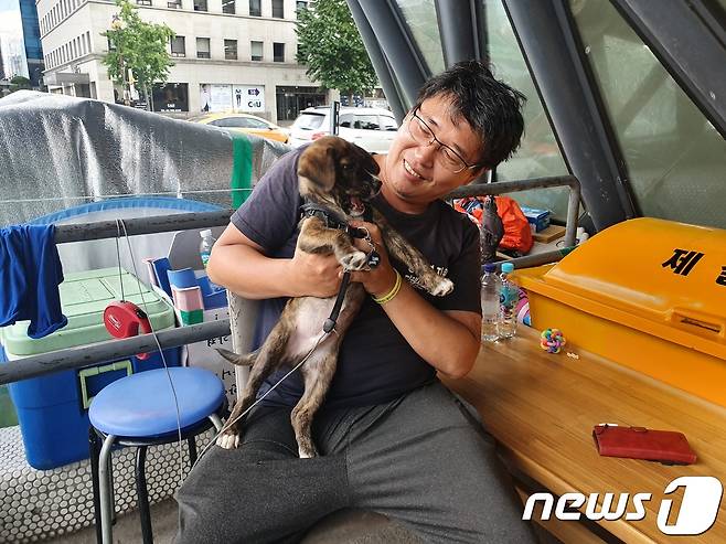 8년 전부터 국회 앞에서 농성 중(노숙농성은 2년째)인 형제복지원 피해생존자 한종선씨와 그가 키우는 강아지 법이 © 뉴스1 서혜림 기자