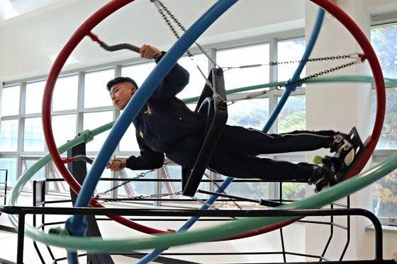 오버트론에 탑승한 생도가 훈련을 하고 있다. 오버트론은 NASA에서 2003년 개발한 우주비행사 훈련 장비다. 박용한