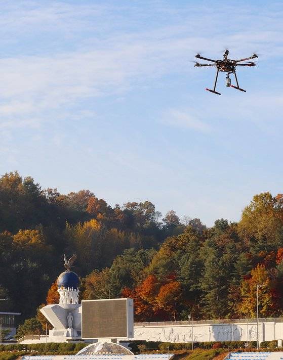 무인 항공기 동아리에서 띄어 올린 드론이 공사 연병장을 비행하고 있다. 생도가 직접 설계해 제작한 드론이다. 박용한