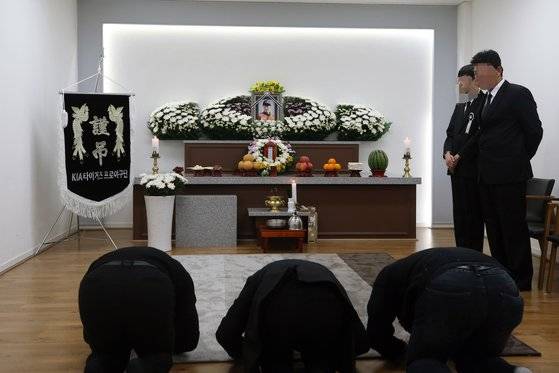 23일 오후 한화 이글스 투수 김성훈의 빈소가 차려진 광주 서구 한 장례식장에서 동료 선수들이 조문을 하고 있다. 김성훈은 이날 오전 5시 20분께 광주 서구 한 건물 9층 옥상에서 7층 테라스로 추락해 사망했다. [연합뉴스]