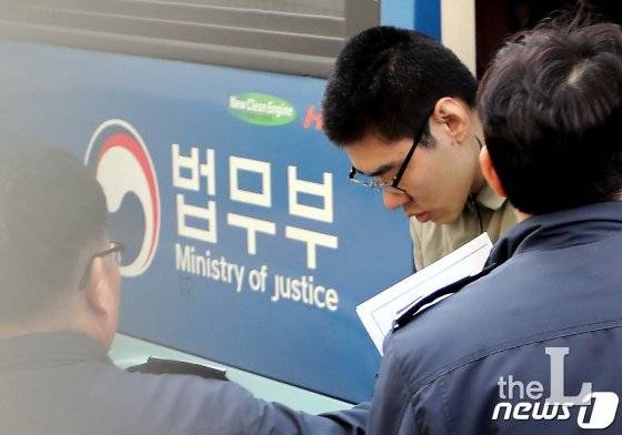 (서울=뉴스1) 박정호 기자 = PC방 아르바이트생을 살해한 혐의로 구속 기소된 피의자 김성수(30)가 29일 오전 서울 양천구 신정동 서울남부지방법원에서 열린 첫 공판준비기일에 출석하기 위해 호송차에서 내리고 있다. 김씨는 지난해 10월14일 강서구 내발산동의 한 PC방에서 아르바이트를 하던 피해자를 흉기로 찔러 살해한 혐의로 현행범 체포됐으며, 공범 여부로 많은 논란을 낳았던 김씨 동생 A씨(불구속 기소)도 이날 함께 첫 재판을 받는다. 2019.1.29/뉴스1  <저작권자 © 뉴스1코리아, 무단전재 및 재배포 금지>