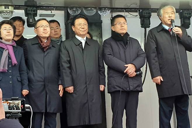 왼쪽부터 자유한국당 이은재·김명연·정태옥·이만희·박맹우·전희경 의원, 황교안 대표, 전광훈 한기총 회장(사진=연합뉴스 제공)