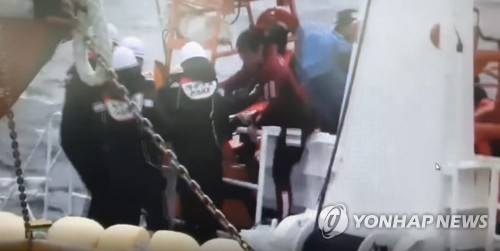 창진호 선원 구조하는 해경 구조대 (제주=연합뉴스) 25일 오전 제주 서귀포시 마라도 남서쪽 87㎞ 해상에서 통영 선적 근해 문어단지 어선 707창진호(24t·승선원 14명)가 조업 중 전복됐다.       이날 해경이 사고 해역에서 선원들을 구조하고 있다. [서귀포해경 제공, 재배포 및 DB금지] jihopark@yna.co.kr