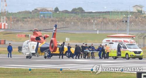 병원으로 이송되는 창진호 선원 (제주=연합뉴스) 박지호 기자 = 25일 오전 제주 서귀포시 마라도 남서쪽 87㎞ 해상에서 통영 선적 근해 문어단지 어선 707창진호(24t·승선원 14명)가 조업 중 전복됐다.       이날 해경이 구조된 창진호 선원을 헬기에서 구급차로 옮겨 태우고 있다. 2019.11.25 jihopark@yna.co.kr