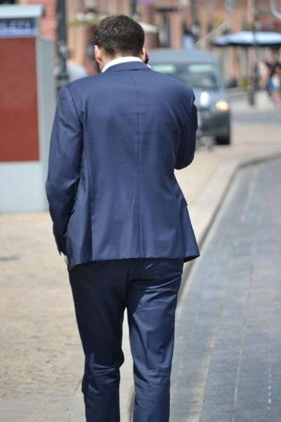 슈트의 재킷 길이는 엉덩이를 덮는 길이가 표준이지만, 다리가 짧은 체형이라면 1~1.5cm 줄여 입어보자. 다리가 길어 보이는 착시를 준다. [사진 pexels]