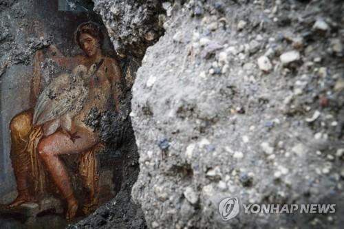 백조로 변신한 제우스와 스파르타 왕비 레다의 모습이 그려진 폼페이의 벽화. [EPA=연합뉴스]