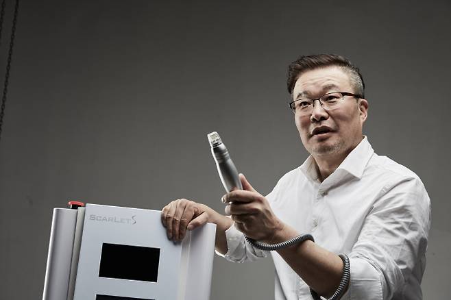 라종주 비올 COO가 피부과 고주파 의료기기 ‘스칼렛’에 대해 설명하고 있다. (제공=비올)