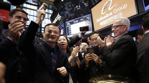알리바바 공동 창업자 마윈 전 회장이 알리바바가 미국 뉴욕 증권거래소(NYSE)에 상장한 2014년 9월 19일 상장식에서 거래 시작 종을 치고 있다. /알리바바