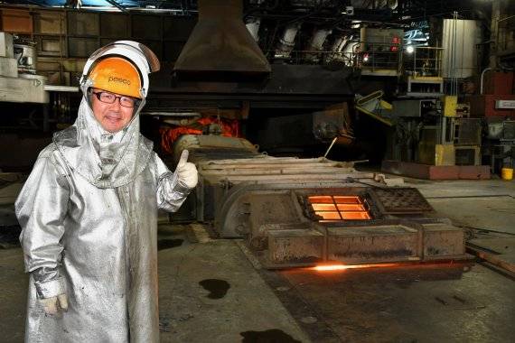 포항제철소 제선부 강원구 과장이 2고로에서 쇳물 출선작업을 하던 중 사진 촬영을 하고 있다. 강 과장은 1500℃ 고온으로 쇳물을 녹이는 용광로를 최일선에서 지키고 있다.