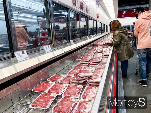 코스트코 양재점 육류 코너에서 고기를 구경하는 고객들. /사진=김경은 기자