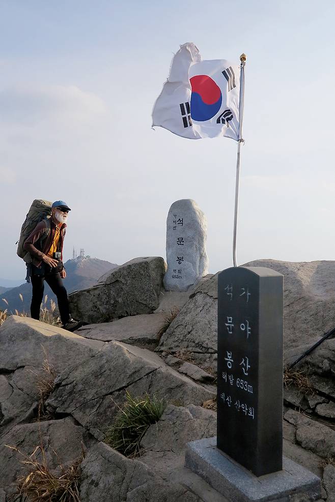석문봉 정상에서 남으로 본 가야봉. 석문봉에는 태극기 게양대와 정상 비석 2개가 있다.