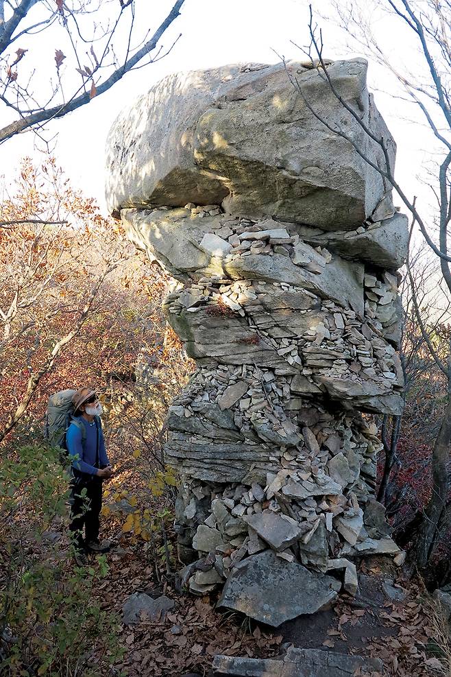 사자바위 남쪽 10분 거리인 상가저수지 갈림길 안부에서 직진해 올라가면 나오는 소원바위所願岩.