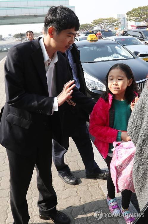 혜림양 배웅하는 이세돌 9단 2016년 알파고와 세기의 대국을 마치고 제주도로 가족 휴가를 갔던 이세돌 9단이 아내 김현진 씨와 딸 혜림양을 배웅하고 있다. [연합뉴스 자료사진]