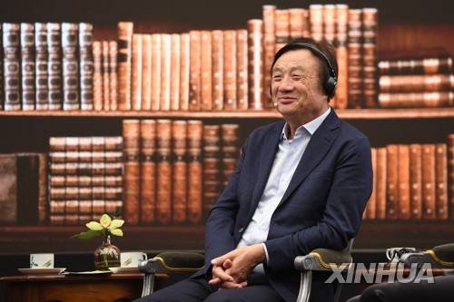 2019년 6월 17일 중국 통신장비 업체 화웨이(華爲)의 런정페이(任正非) 창업자 겸 최고경영자(CEO)가 선전의 화웨이 본사에서 열린 행사에 참석하고 있다. [신화=연합뉴스자료사진]