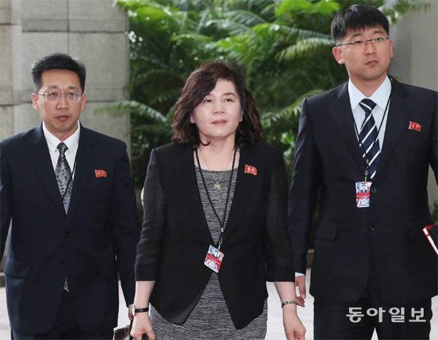 지난해 6월 북-미 싱가포르 회담 당시 북한 실무진을 대동하고 거리에 나선 최선희 외무성 부상(가운데). 동아일보DB