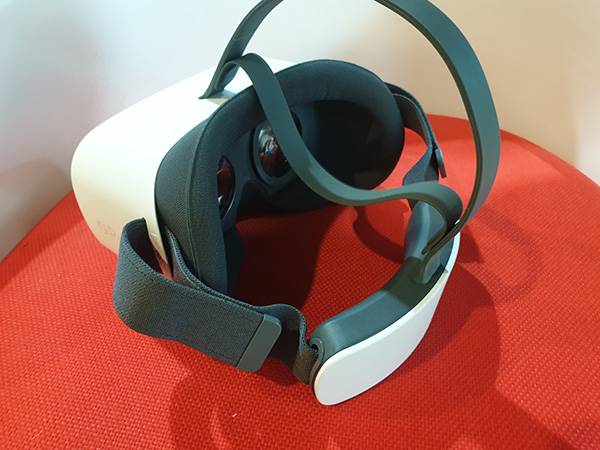 VR로 보는 영화 이야기 현장에 놓인&nbsp;헤드셋.