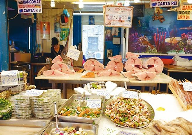 시칠리아는 시칠리아를 상징하는 황새치를 비롯해 각종 해산물이 풍부하다. 시칠리아의 해산물 요리는 길거리 음식과 함께 시칠리아를 대표하는 음식이다