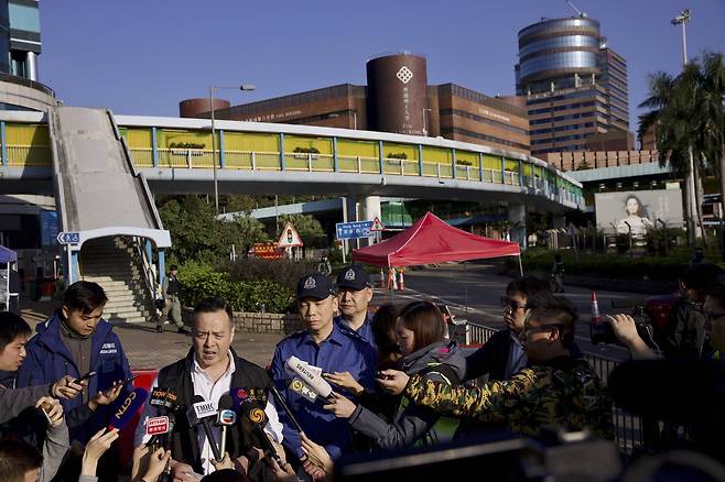 차우 야트밍 경찰 차장이 28일(현지시간) 홍콩 이공대에서 기자들의 질문에 답변하고 있다. [AP=연합뉴스]