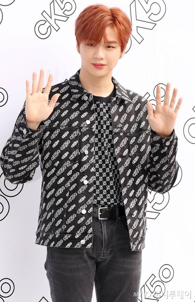  가수 강다니엘이 5일 오후 부산 해운대구 신세계 센텀시티에서 진행된 패션 브랜드의 팝업스토어 오픈 기념 포토월에 참석해 포즈를 취하고 있다. / 사진=김휘선 기자 hwijpg@