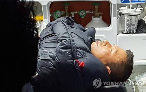 응급실 향하는 황교안 대표 (서울=연합뉴스) 청와대 앞에서 8일째 단식하던 자유한국당 황교안 대표가 27일 밤 응급실로 이송되고 있다. 2019.11.27  [자유한국당 제공. 재판매 및 DB금지] jjaeck9@yna.co.kr