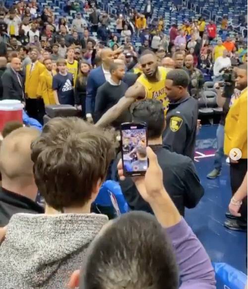 르브론 제임스가 지난 28일 뉴올리언스와 원정경기를 마치고 어린 레이커스 팬에게 자신이 신은 신발을 선물한 후 악수를 하고 있다. | SNS 캡처