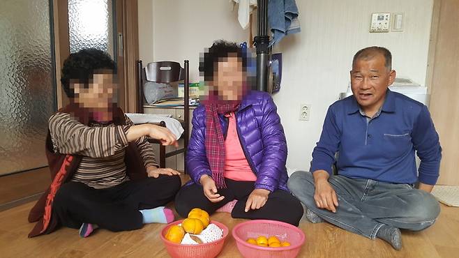 전북 남원시 이백면 내기마을의 회관에서 주민들이 역학 재조사 등에 대해 얘기하고 있다. 오른쪽은 마을 이장 김중호씨. 주민들은 “심지어 자식들도 기피한다”며 얼굴 노출을 꺼렸다.