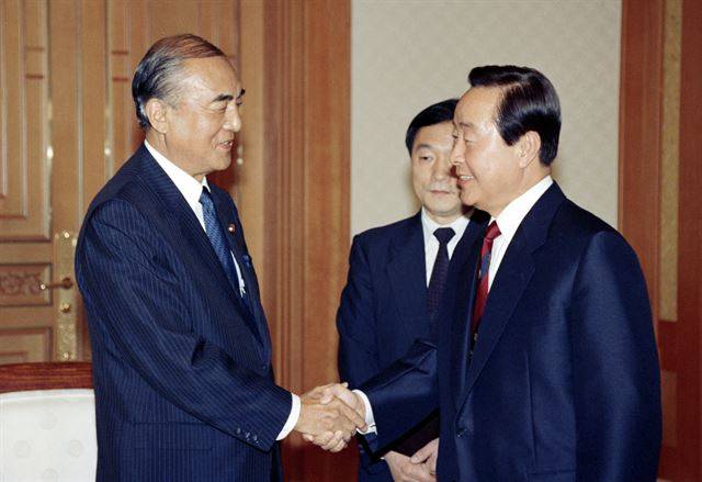 일본 현대 정치사의 산증인인 나카소네 야스히로(中曾根康弘) 전 일본 총리가 향년 101세로 29일 별세했다. 1993년 5월 25일 방한했을 당시 청와대를 김영삼 대통령과 악수하고 있다. 연합뉴스 자료사진