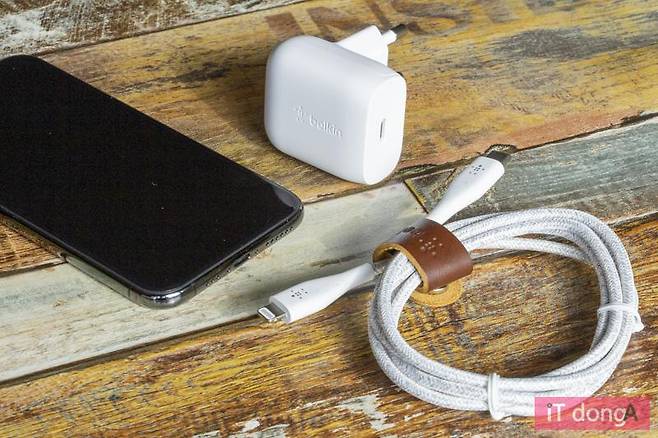 아이폰 급속 충전을 위한 준비물, 라이트닝 to C타입 케이블과 18W 인증 충전기.