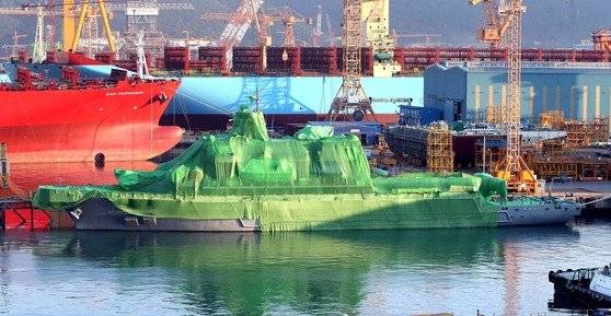 2014년 11월 3500t급 구조함인 통영함이 경남 거제시 대우조선해양 조선소에 방진포(페인트·먼지 등이 묻지 않도록 덮는 가리개)를 뒤집어쓴 채 정박돼 있다. 1500억여원을 들인 통영함은 2012년 9월 진수식을 마쳤으나 성능 미달로 방위사업청에서 바로 인수하지 않았다. [중앙포토]