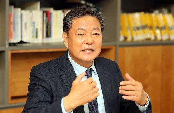 황 전 해군참모총장이 해군에서 41년 간 복무하던 경험과 비리 혐의로 수사받고 무죄를 받기까지 과정을 설명하고 있다. 변선구 기자