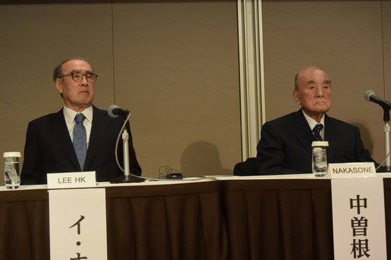 지난해 일본 도쿄에서 서울국제포럼과 '나카소네 야스히로 세계평화연구소'가 공동주최한 제9회 도쿄-서울 포럼에 참석한 이홍구 전 총리와 나카소네 전 총리(왼쪽부터). 서승욱 특파원